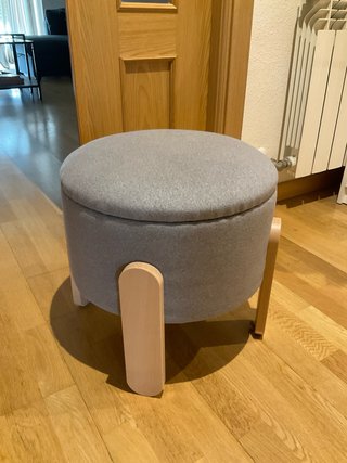 Förlunda ikea. Butaca gris con almacenamiento.