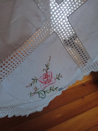 Tovaglia Allegra con ricami floreali