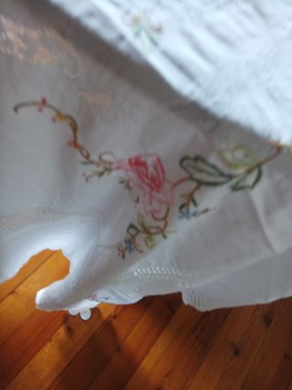 Tovaglia Allegra con ricami floreali