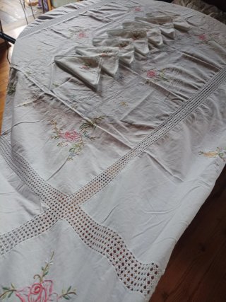 Tovaglia Allegra con ricami floreali