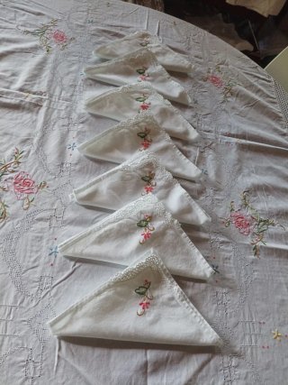 Tovaglia Allegra con ricami floreali