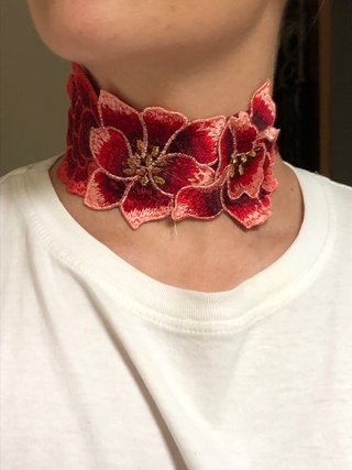 Collar Choker Flores Rojas y Doradas