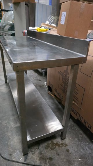 Mesa de acero inoxidable con estante