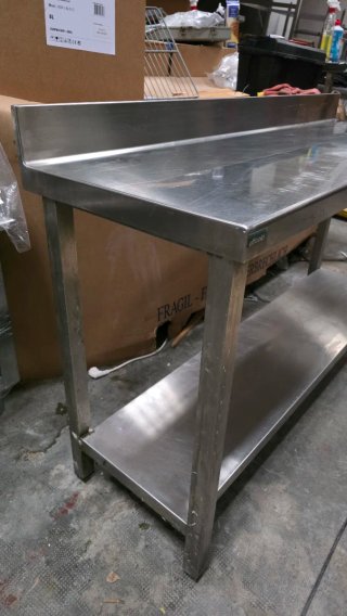 Mesa de acero inoxidable con estante