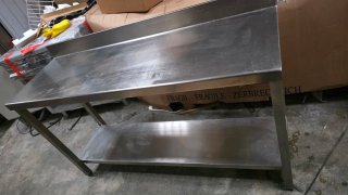 Mesa de acero inoxidable con estante