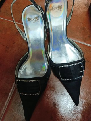 Zapatos de tacón negros con hebilla