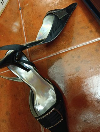 Zapatos de tacón negros con hebilla