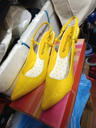 Zapatos de tacón negros con hebilla