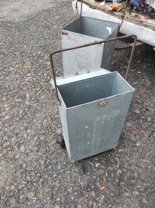2 Carros metálicos con ruedas