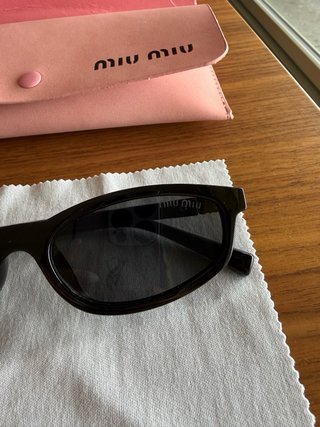 Occhiali da sole Miu Miu neri e oro
