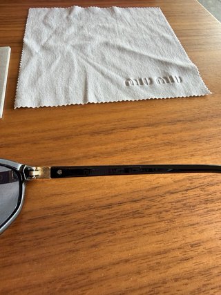 Occhiali da sole Miu Miu neri e oro