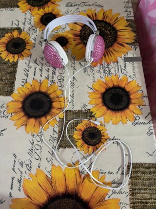 Cuffie Bianche con Dettagli Rosa