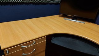 Escritorio de oficina en esquina