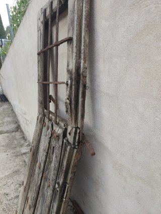 Puerta antigua de madera con rejas