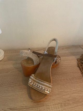 Sandalias Beige y Doradas Tacón 8 cm