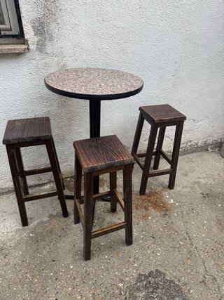 Mesa alta y 3 taburetes madera
