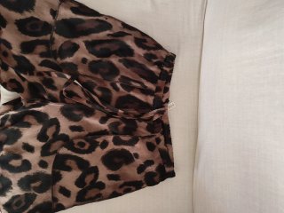 Pantaloni in raso con stampa leopardata