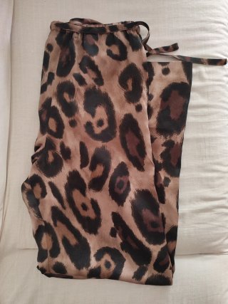 Pantaloni in raso con stampa leopardata