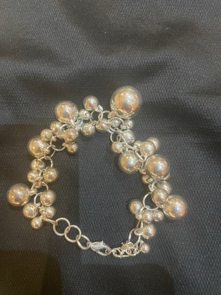 Pulsera plateada con bolitas
