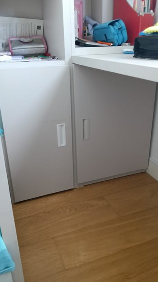 Litera infantil con escritorio y dos estanterías.