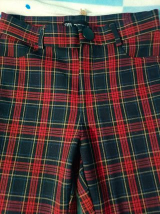 Pantalón pitillo Zara cuadros rojo y negro T.M