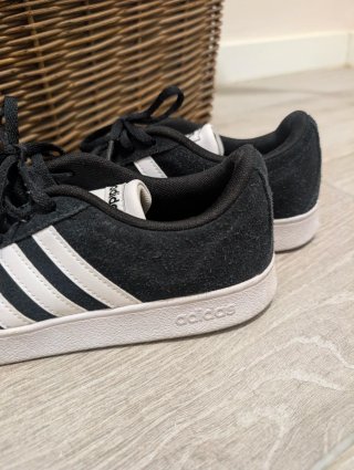 Zapatillas Adidas Negras y Blancas