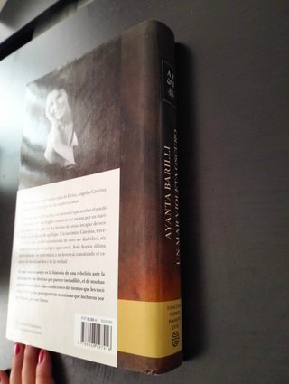 Libro "Un Mar Violeta Oscuro"