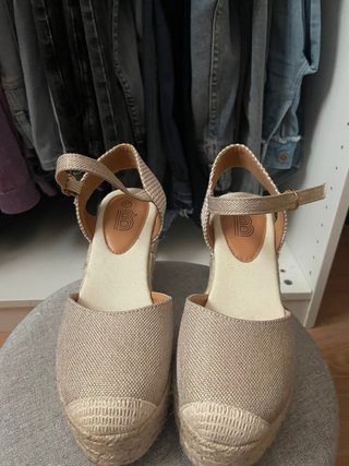 Espardeñas cuña beige y doradas talla 37