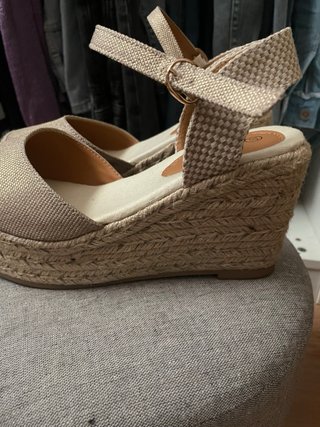 Espardeñas cuña beige y doradas talla 37