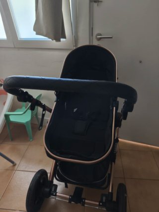 Carrito de bebé negro y dorado