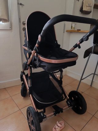 Carrito de bebé negro y dorado
