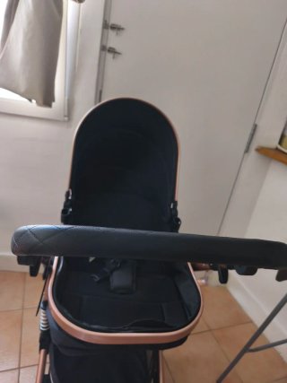 Carrito de bebé negro y dorado