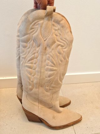 Botas de cowboy beige con costuras