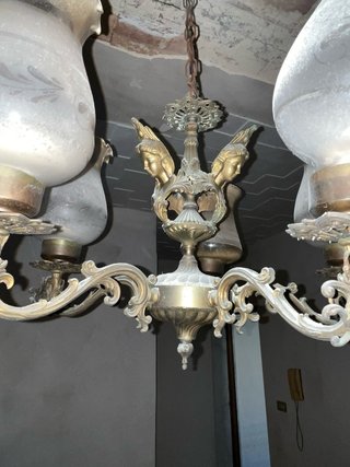 Lampadario vintage in metallo e vetro