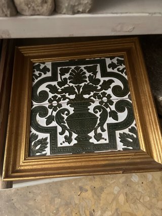 Azulejo decorativo con jarrón y flores