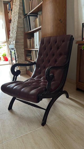 Poltrona Chesterfield vintage bordeaux con capitoné