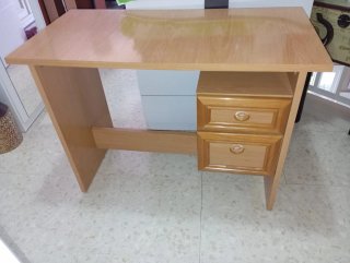 Escritorio de madera con cajones