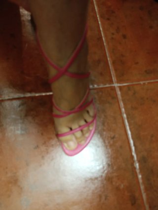 Zapatos de tiras rosa y otros modelos.
