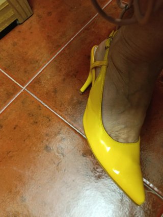 Zapatos de tiras rosa y otros modelos.