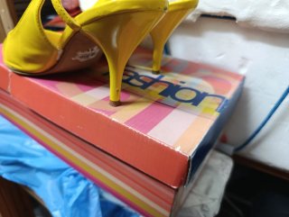 Zapatos de tiras rosa y otros modelos.
