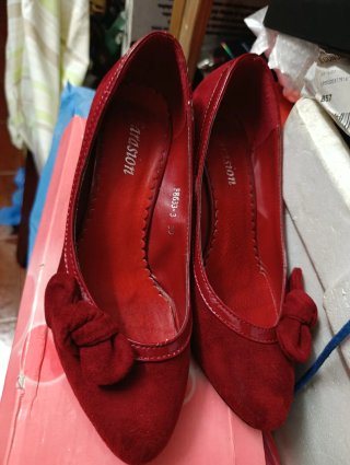 Zapatos de tiras rosa y otros modelos.