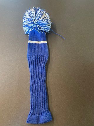 Copri ferro da golf in maglia blu con pon pon
