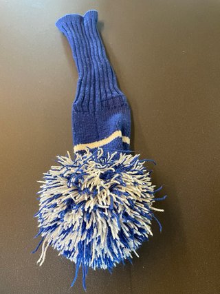 Copri ferro da golf in maglia blu con pon pon