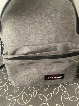 Mochila Eastpak Gris
