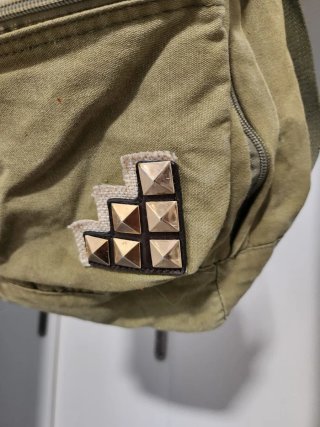 Mochila verde con tachuelas