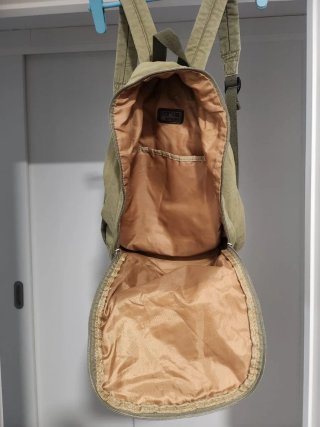 Mochila verde con tachuelas