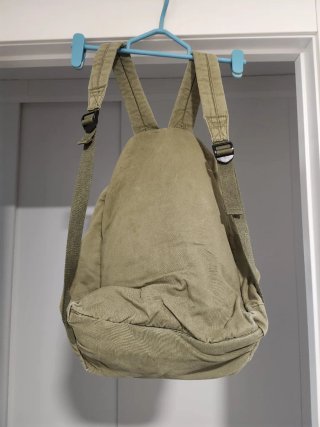 Mochila verde con tachuelas