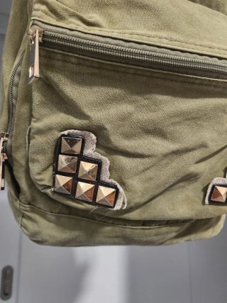 Mochila verde con tachuelas