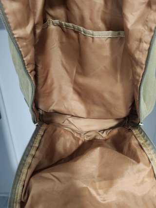 Mochila verde con tachuelas