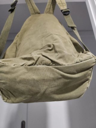 Mochila verde con tachuelas